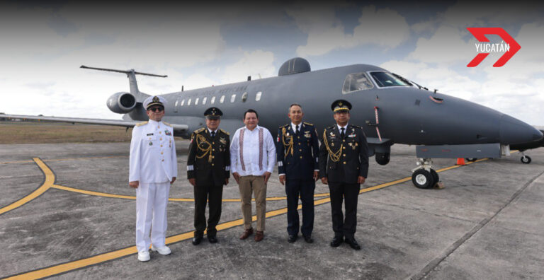 Joaquín Díaz Mena preside Aniversario de la Fuerza Aérea Mexicana en Yucatán